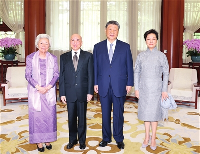 习近平夫妇会见柬埔寨国王西哈莫尼和太后莫尼列